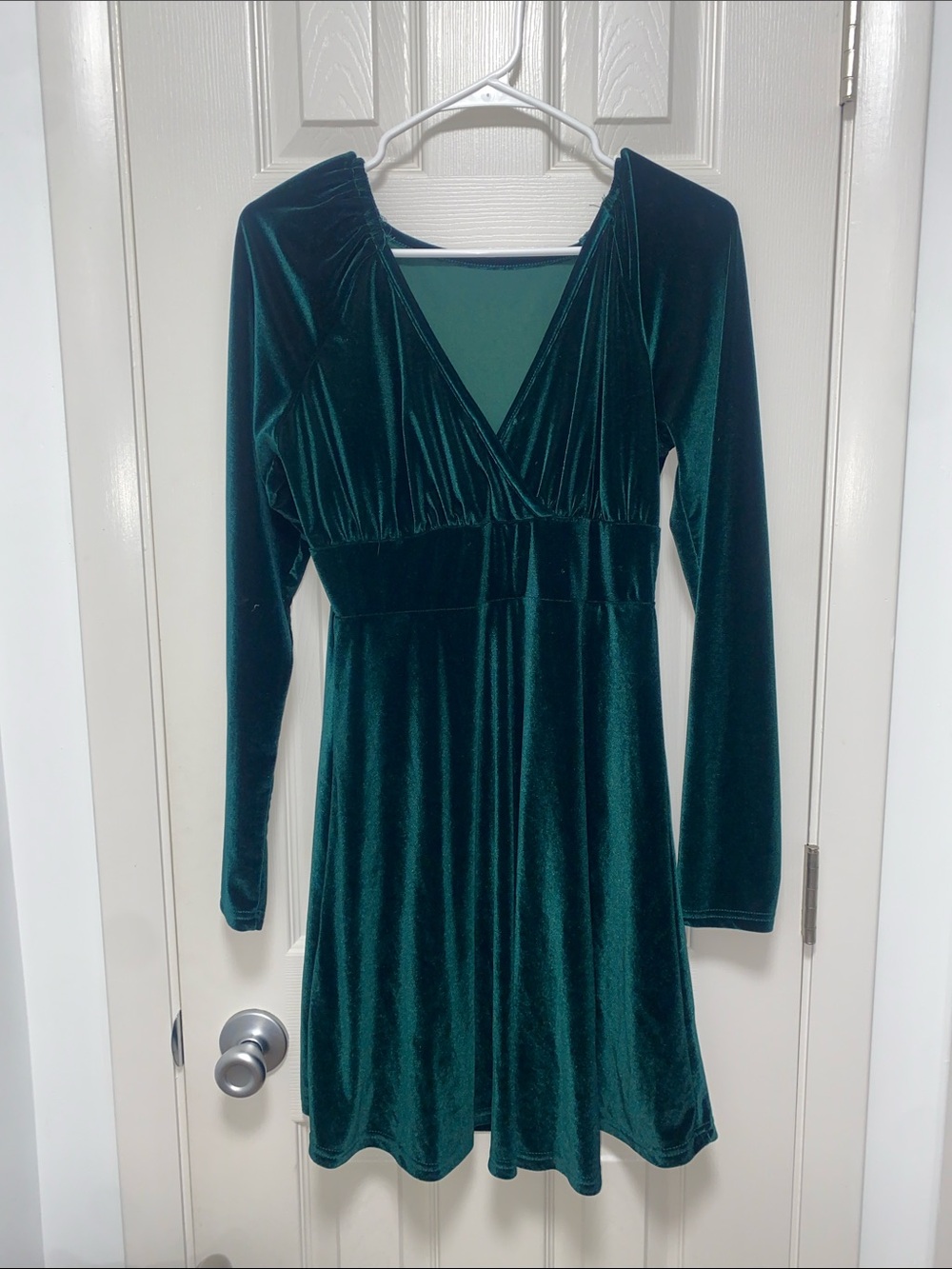 Women's Emerald Green Velvet Long-Sleeve V-Neck Dress
